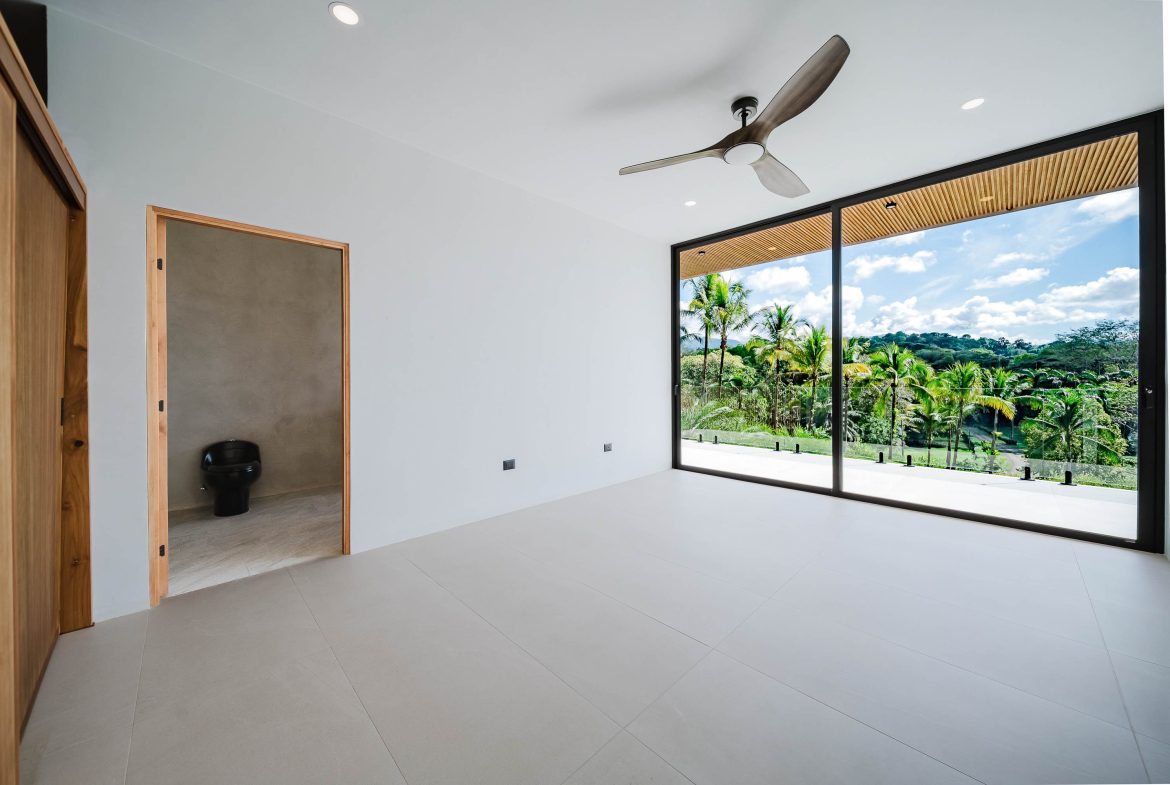 LUXURY PROPERTY WITH FOUR BEDROOMS IN A GATED COMMUNITY, IN GALLEGA NARANJITO – 3.1 ACRES