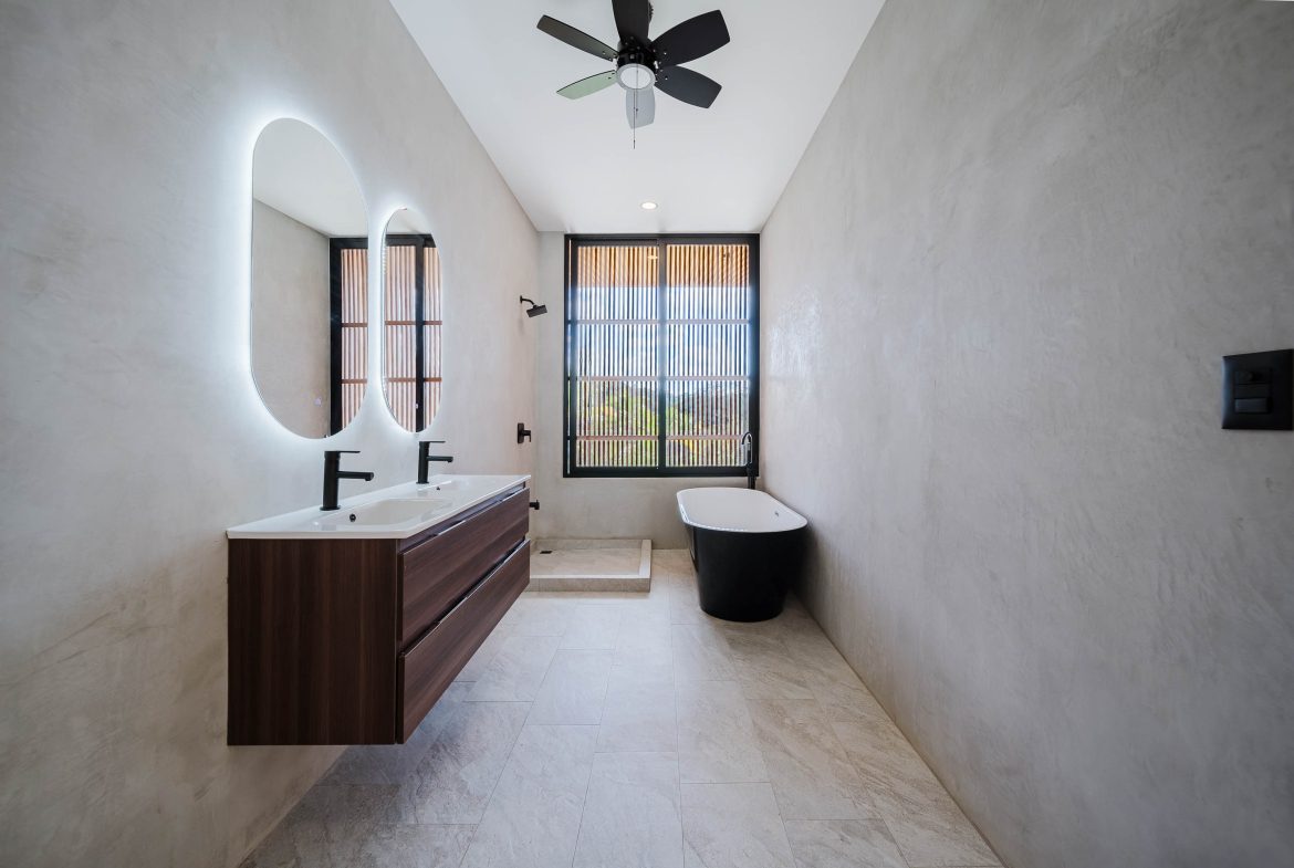 LUXURY PROPERTY WITH FOUR BEDROOMS IN A GATED COMMUNITY, IN GALLEGA NARANJITO – 3.1 ACRES