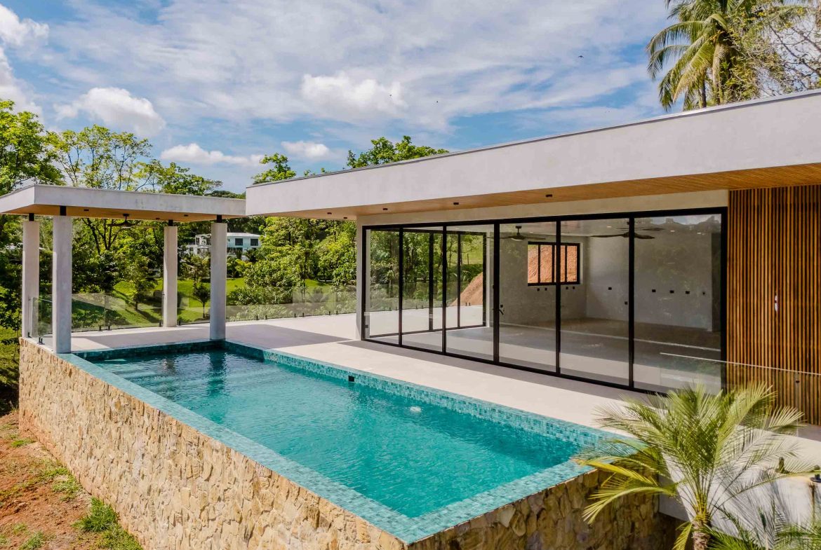 LUXURY PROPERTY WITH FOUR BEDROOMS IN A GATED COMMUNITY, IN GALLEGA NARANJITO – 3.1 ACRES