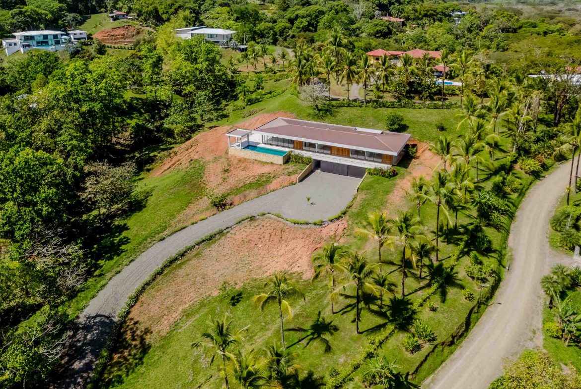 LUXURY PROPERTY WITH FOUR BEDROOMS IN A GATED COMMUNITY, IN GALLEGA NARANJITO – 3.1 ACRES