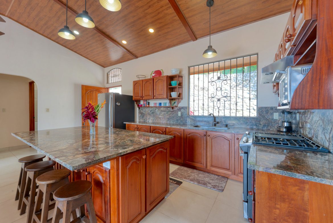PROPERTY WITH TWO BEDROOM, AND A TERRACE WITH OCEAN VIEWS, IN SAN JOSECITO – 0.29 ACRES