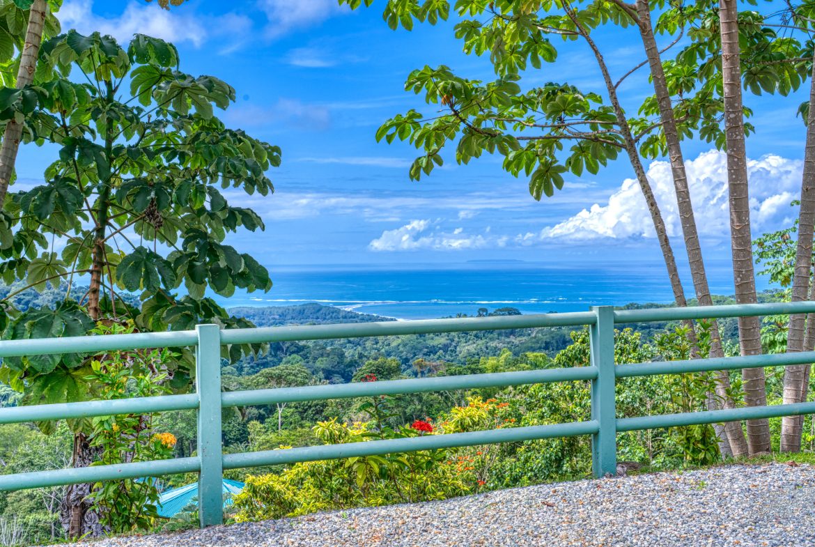 PROPERTY WITH TWO BEDROOM, AND A TERRACE WITH OCEAN VIEWS, IN SAN JOSECITO – 0.29 ACRES
