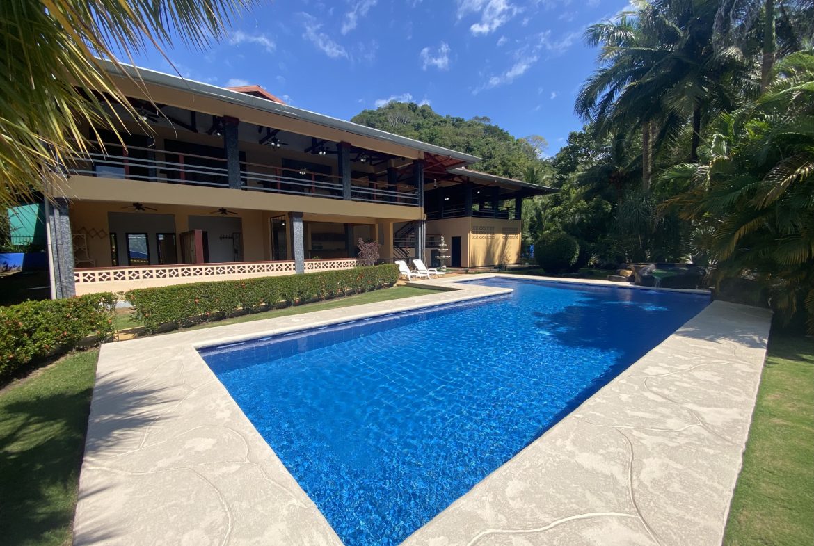 VILLA PESCA PROPERTY WITH EIGHT BEDROOMS, AND OCEAN VIEWS FRONT, NEAR TO THE GOLFITO – 1.1 ACRES