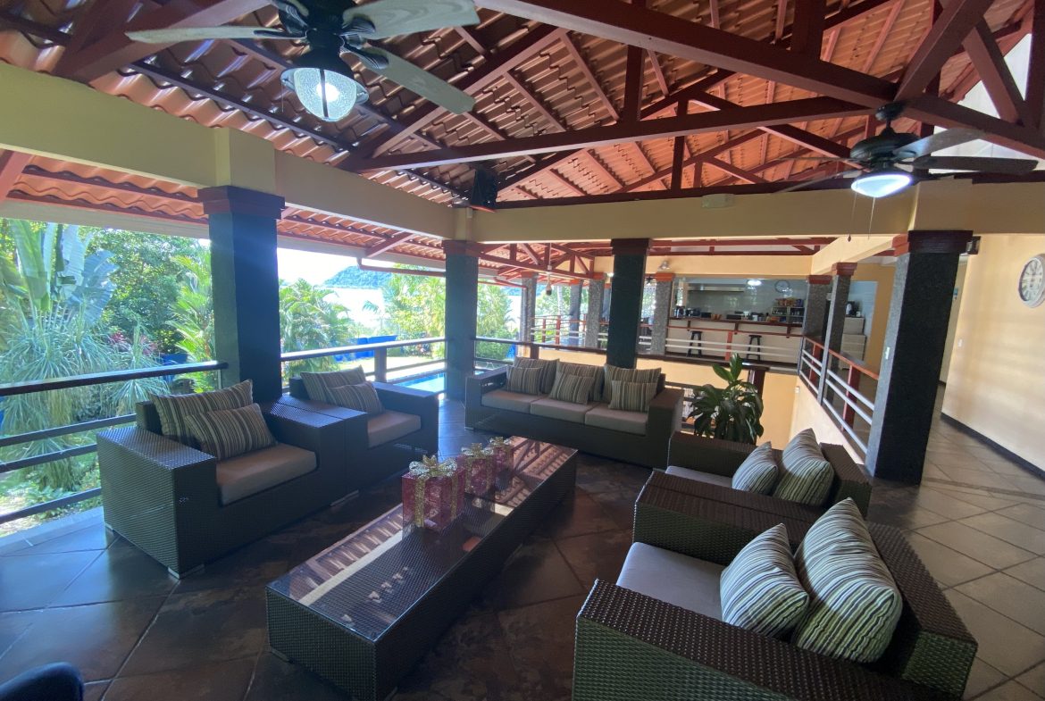 VILLA PESCA PROPERTY WITH EIGHT BEDROOMS, AND OCEAN VIEWS FRONT, NEAR TO THE GOLFITO – 1.1 ACRES