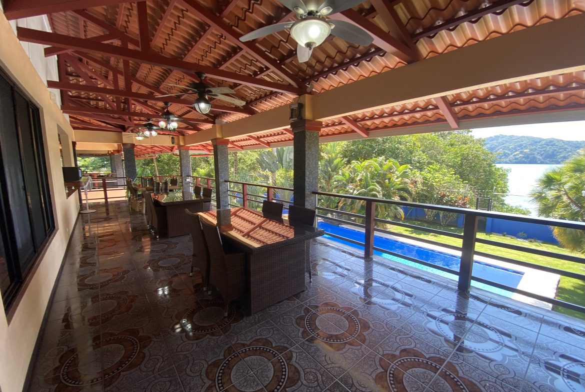 VILLA PESCA PROPERTY WITH EIGHT BEDROOMS, AND OCEAN VIEWS FRONT, NEAR TO THE GOLFITO – 1.1 ACRES