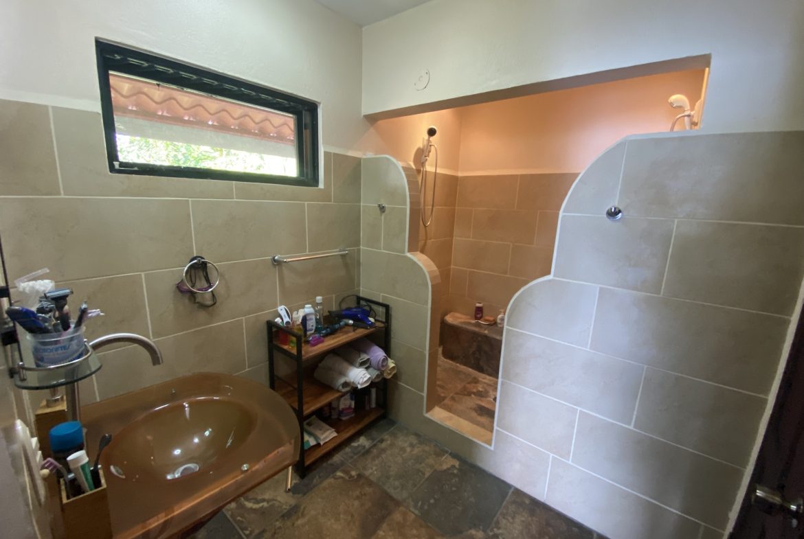 VILLA PESCA PROPERTY WITH EIGHT BEDROOMS, AND OCEAN VIEWS FRONT, NEAR TO THE GOLFITO – 1.1 ACRES