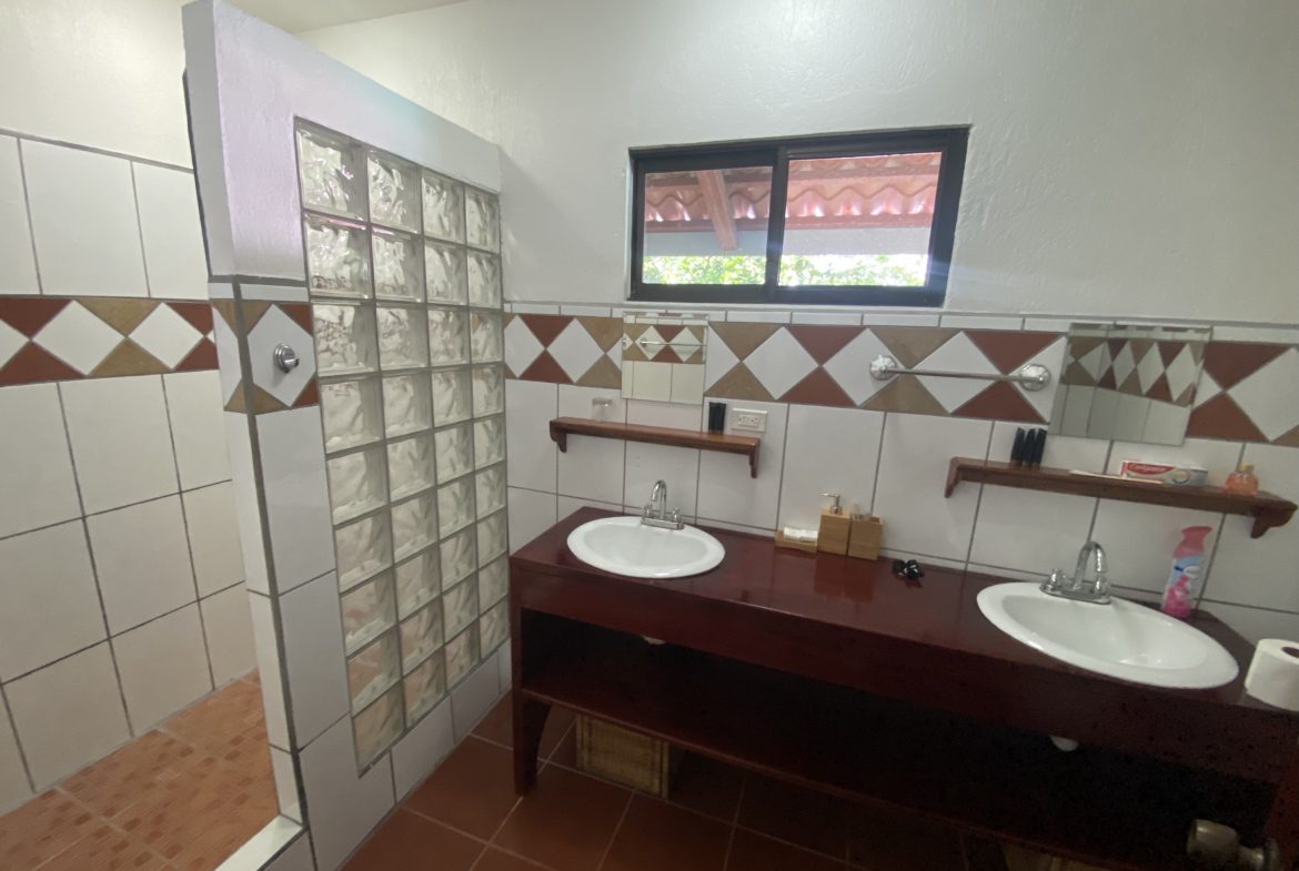 VILLA PESCA PROPERTY WITH EIGHT BEDROOMS, AND OCEAN VIEWS FRONT, NEAR TO THE GOLFITO – 1.1 ACRES