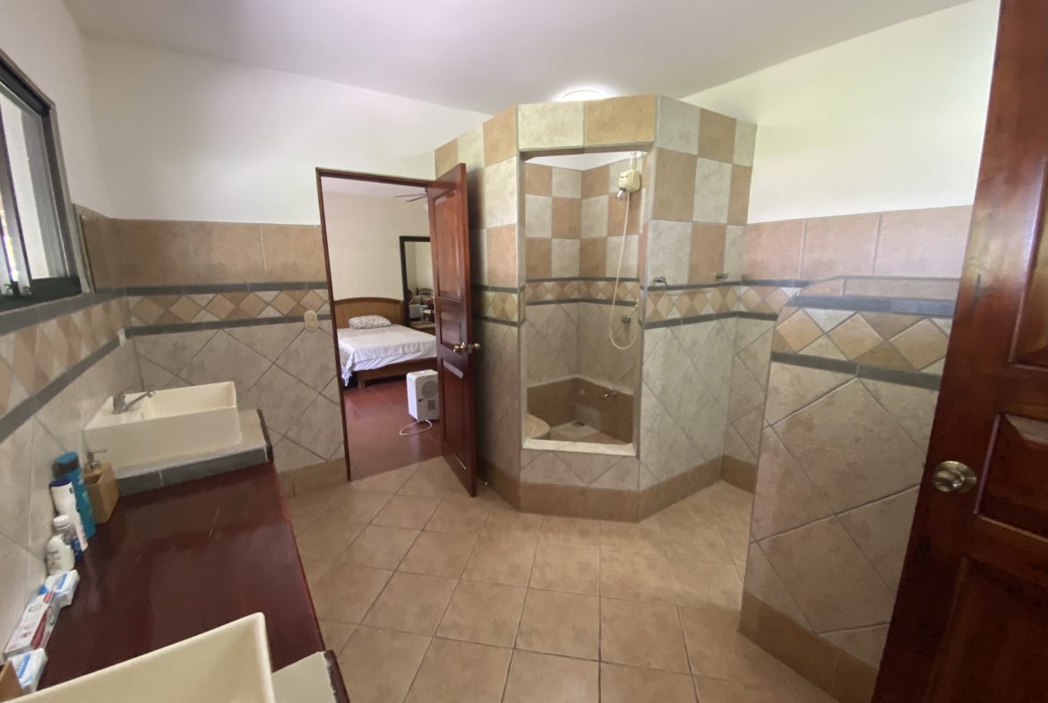 VILLA PESCA PROPERTY WITH EIGHT BEDROOMS, AND OCEAN VIEWS FRONT, NEAR TO THE GOLFITO – 1.1 ACRES