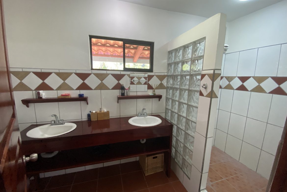 VILLA PESCA PROPERTY WITH EIGHT BEDROOMS, AND OCEAN VIEWS FRONT, NEAR TO THE GOLFITO – 1.1 ACRES