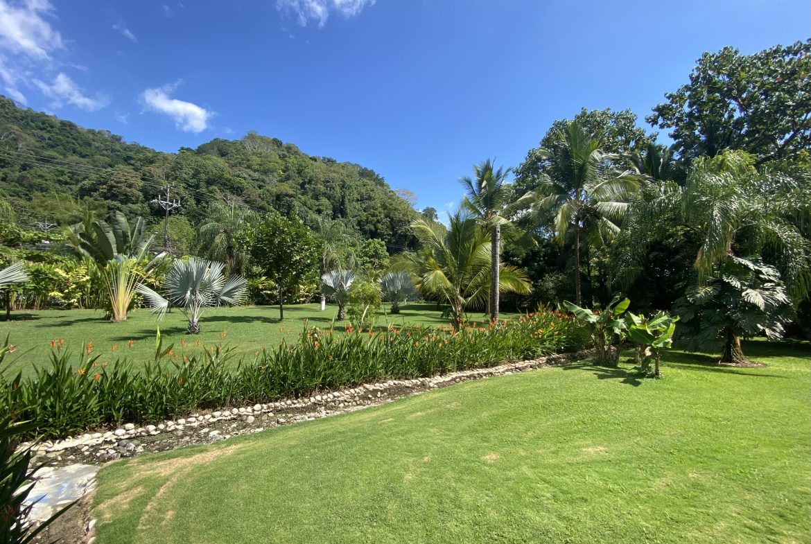 VILLA PESCA PROPERTY WITH EIGHT BEDROOMS, AND OCEAN VIEWS FRONT, NEAR TO THE GOLFITO – 1.1 ACRES