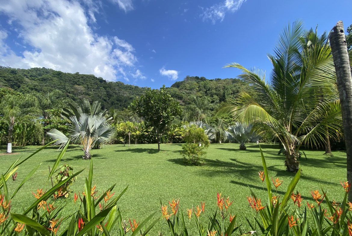 VILLA PESCA PROPERTY WITH EIGHT BEDROOMS, AND OCEAN VIEWS FRONT, NEAR TO THE GOLFITO – 1.1 ACRES