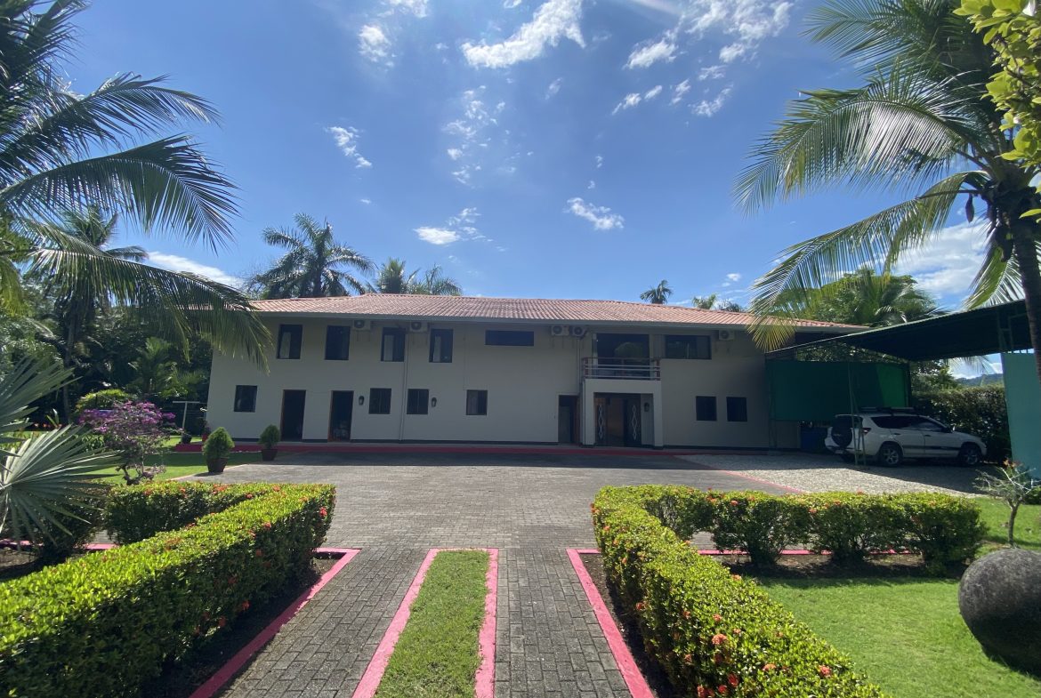 VILLA PESCA PROPERTY WITH EIGHT BEDROOMS, AND OCEAN VIEWS FRONT, NEAR TO THE GOLFITO – 1.1 ACRES