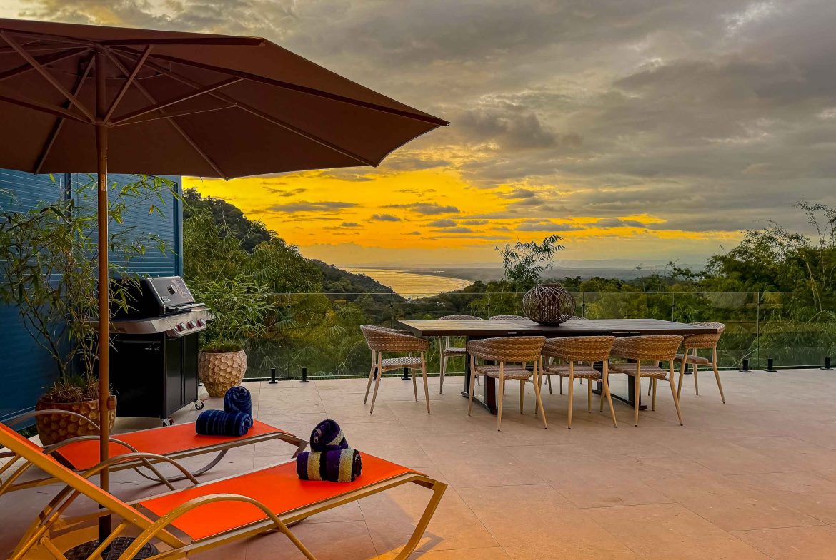 LUXURY VILLA PROPERTY WITH FIVE BEDROOM IN A GATED COMMUNITY, NEAR TO THE MARINA IN QUEPOS – 2.22 ACRES