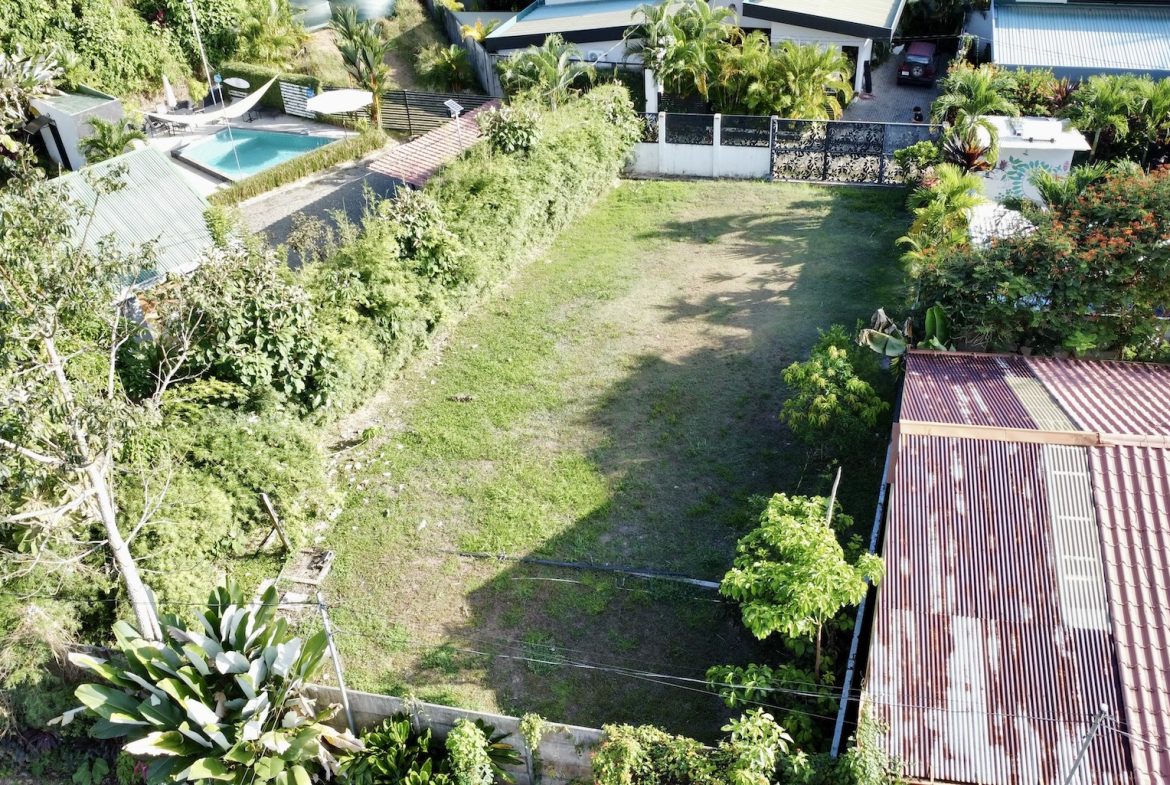BUILDING PROPERTY IN THE MIDDLE OF THE TOWN, IN BAHIA BALLENA – 0.10 ACRES