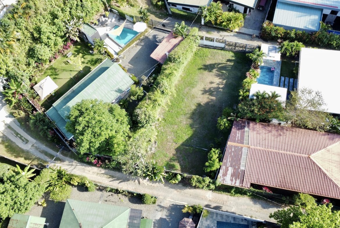BUILDING PROPERTY IN THE MIDDLE OF THE TOWN, IN BAHIA BALLENA – 0.10 ACRES