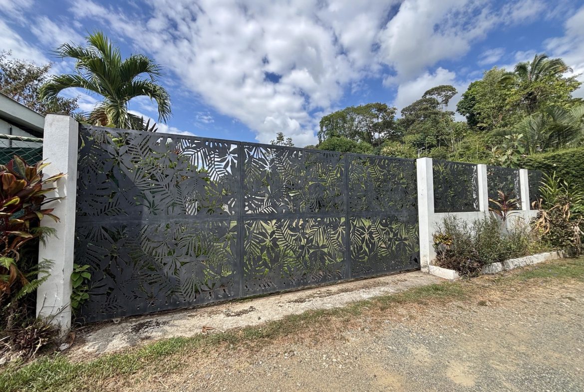 BUILDING PROPERTY IN THE MIDDLE OF THE TOWN, IN BAHIA BALLENA – 0.10 ACRES