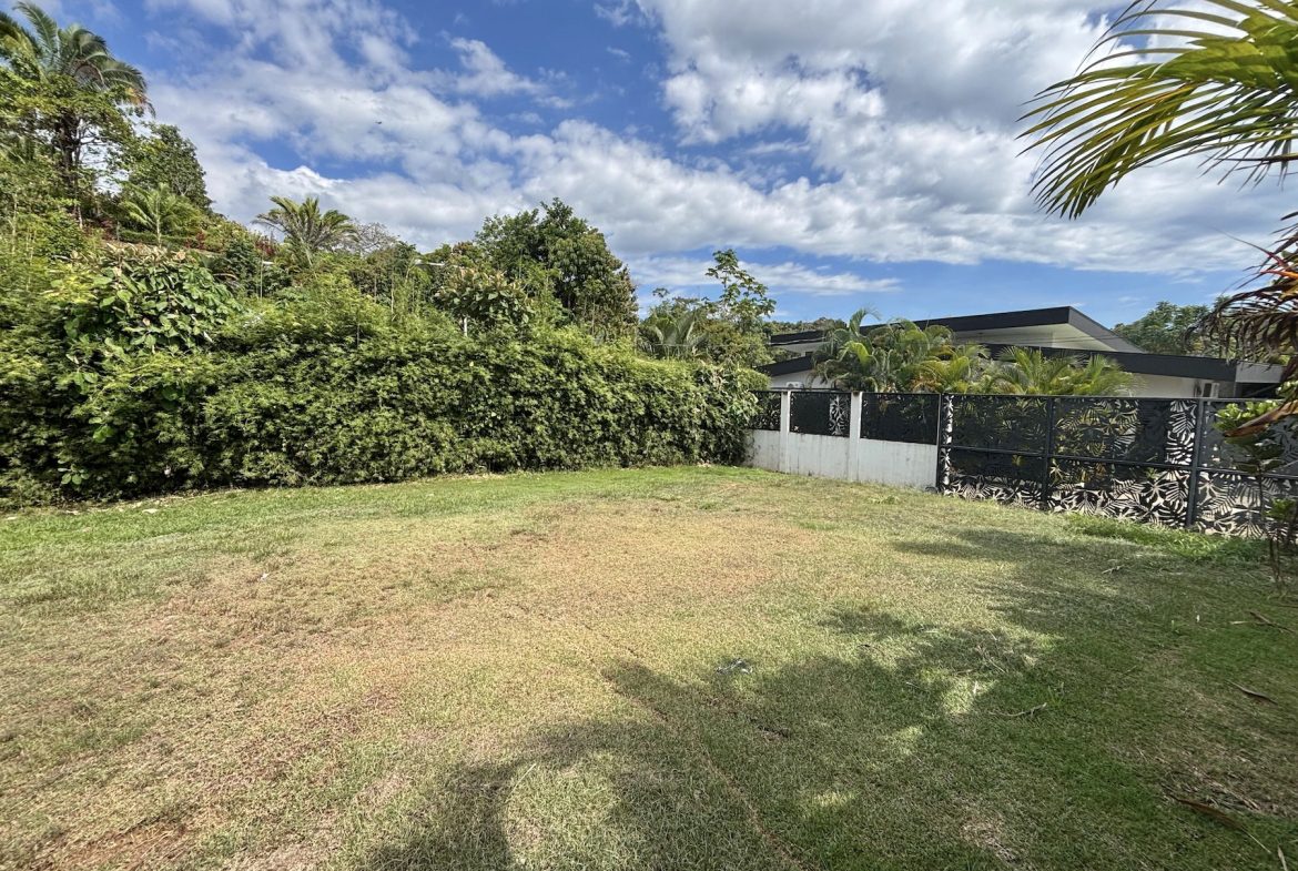 BUILDING PROPERTY IN THE MIDDLE OF THE TOWN, IN BAHIA BALLENA – 0.10 ACRES