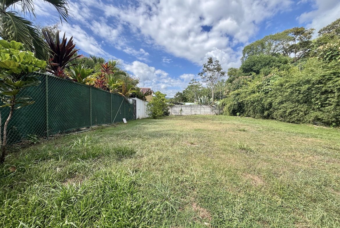 BUILDING PROPERTY IN THE MIDDLE OF THE TOWN, IN BAHIA BALLENA – 0.10 ACRES