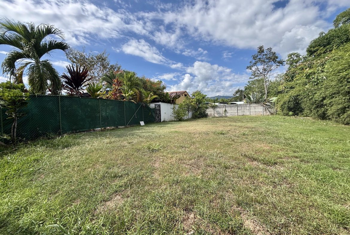 BUILDING PROPERTY IN THE MIDDLE OF THE TOWN, IN BAHIA BALLENA – 0.10 ACRES