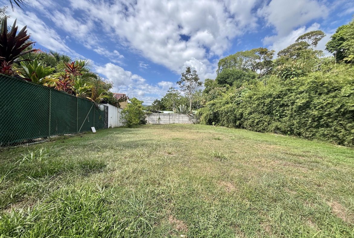 BUILDING PROPERTY IN THE MIDDLE OF THE TOWN, IN BAHIA BALLENA – 0.10 ACRES