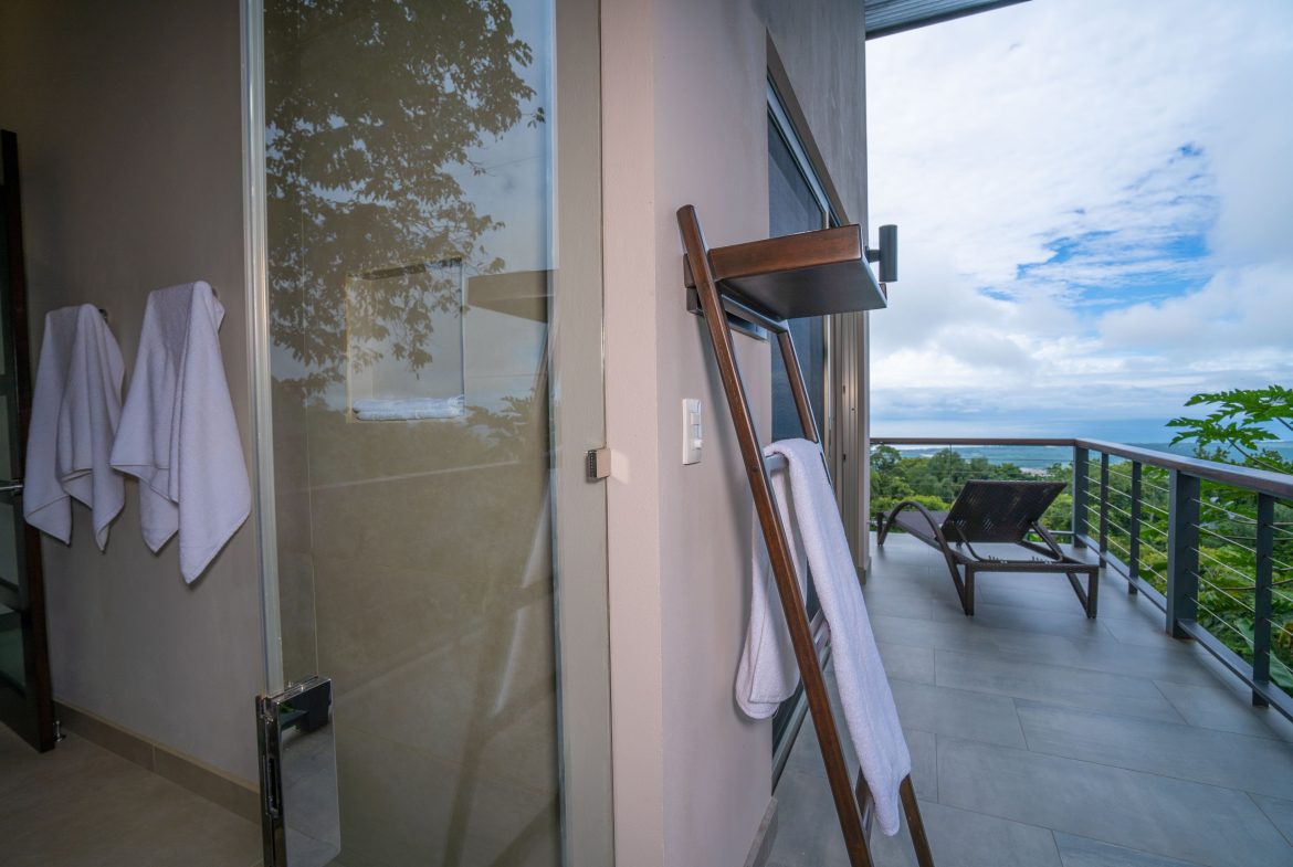 PROPERTY WITH THREE BEDROOM AND PANORAMIC OCEAN VIEWS, IN PORTALON – 3.8 ACRES