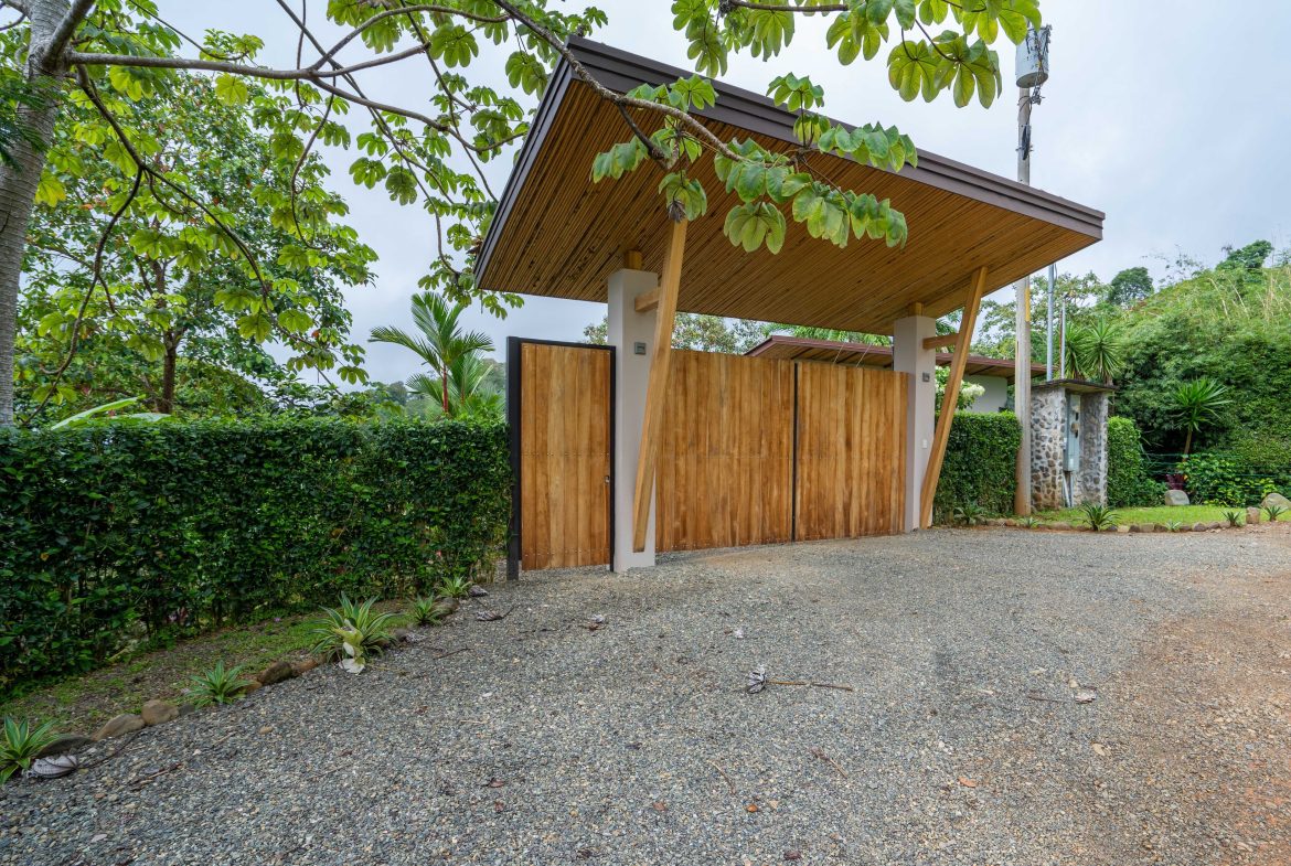 PROPERTY WITH THREE BEDROOM AND PANORAMIC OCEAN VIEWS, IN PORTALON – 3.8 ACRES