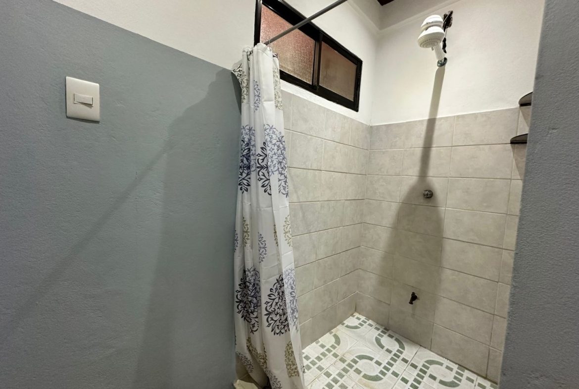 COMMERCIAL PROPERTY WITH TEN BEDROOMS NEAR TO THE EVERYTHING, IN UVITA – 0.42 ACRES