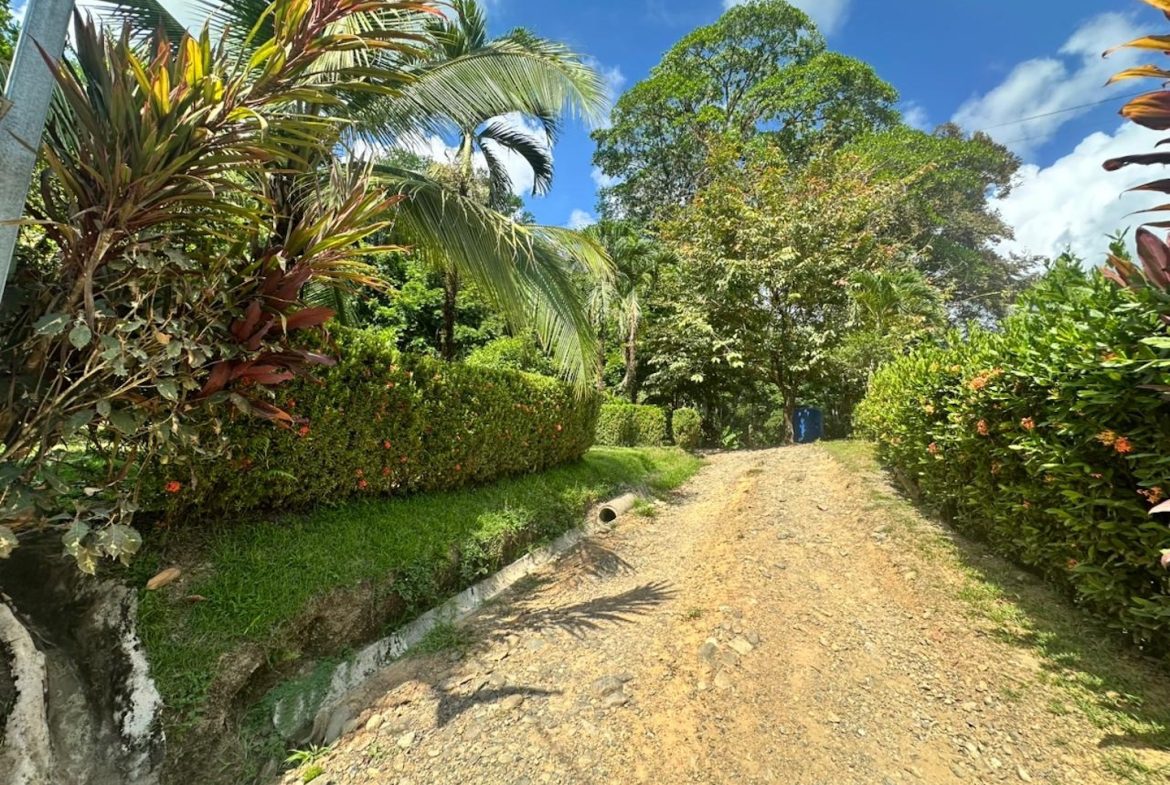 COMMERCIAL PROPERTY WITH TEN BEDROOMS NEAR TO THE EVERYTHING, IN UVITA – 0.42 ACRES