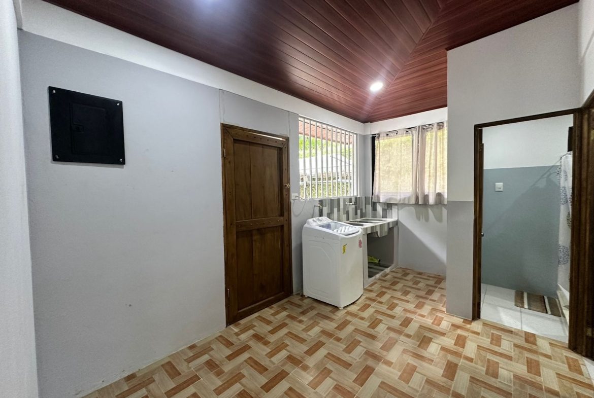 COMMERCIAL PROPERTY WITH TEN BEDROOMS NEAR TO THE EVERYTHING, IN UVITA – 0.42 ACRES