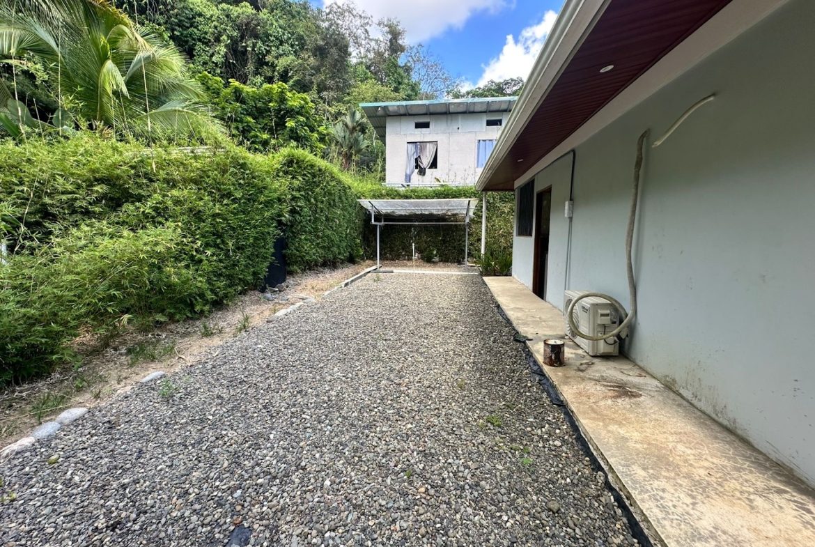 COMMERCIAL PROPERTY WITH TEN BEDROOMS NEAR TO THE EVERYTHING, IN UVITA – 0.42 ACRES