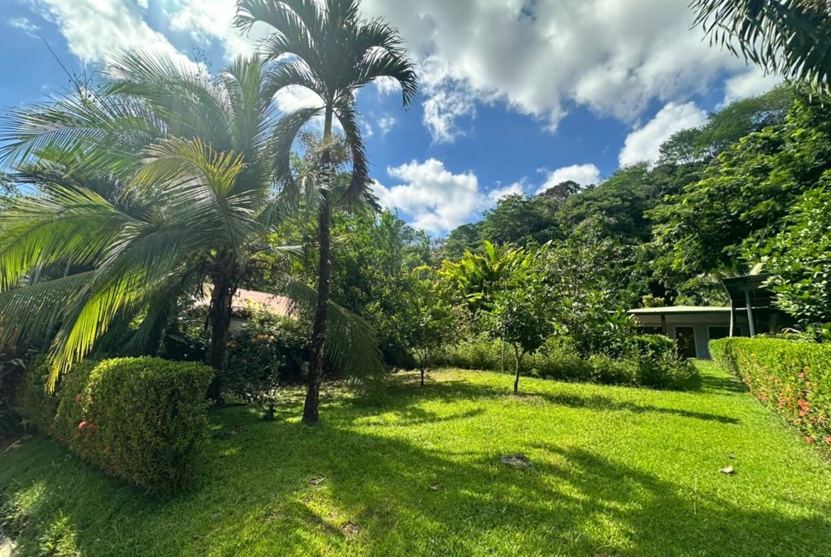 COMMERCIAL PROPERTY WITH TEN BEDROOMS NEAR TO THE EVERYTHING, IN UVITA – 0.42 ACRES