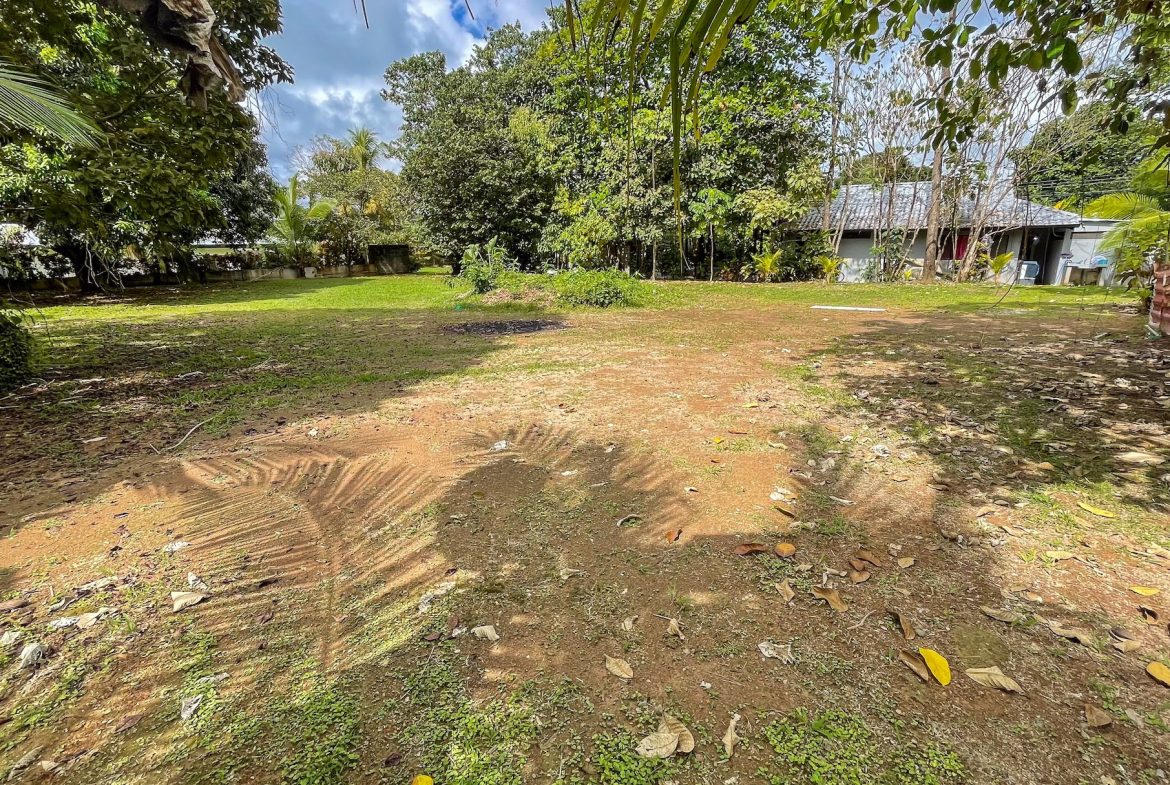 BUILDING PROPERTY A STEPS OF THE BEACH, IN BAHIA BALLENA – 0.30 ACRES