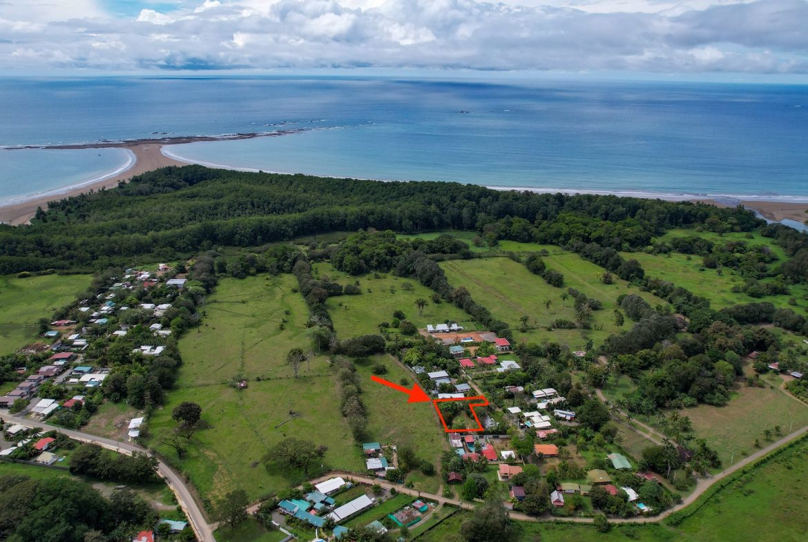 BUILDING PROPERTY A STEPS OF THE BEACH, IN BAHIA BALLENA – 0.30 ACRES