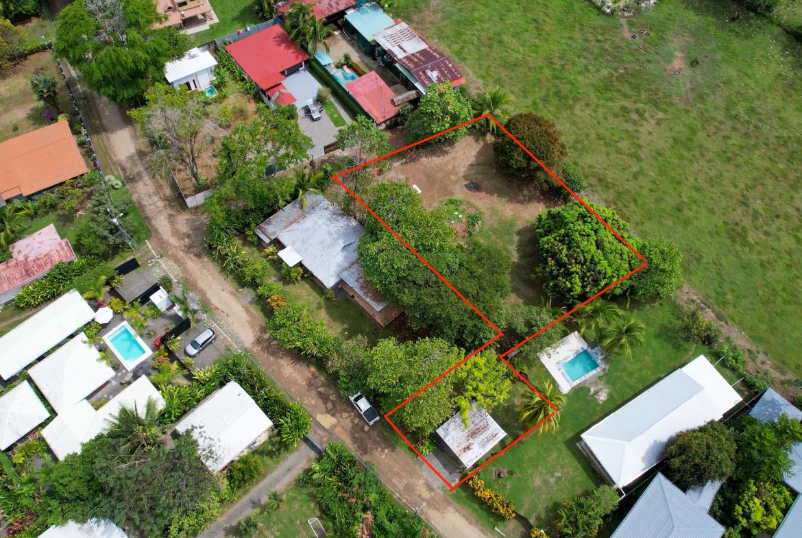 BUILDING PROPERTY A STEPS OF THE BEACH, IN BAHIA BALLENA – 0.30 ACRES