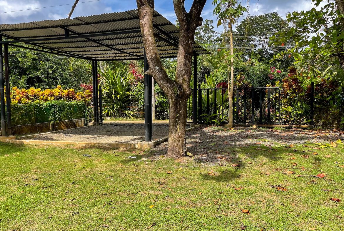 BUILDING PROPERTY A STEPS OF THE BEACH, IN BAHIA BALLENA – 0.30 ACRES