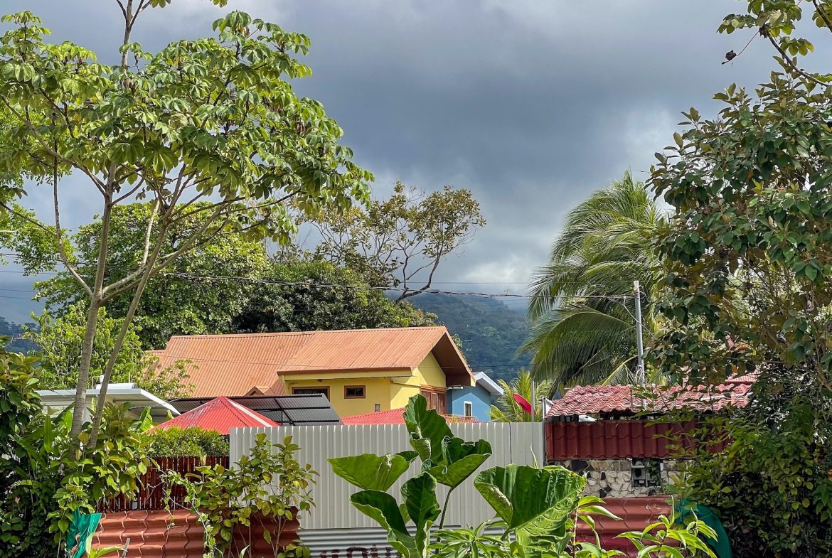 BUILDING PROPERTY A STEPS OF THE BEACH, IN BAHIA BALLENA – 0.30 ACRES