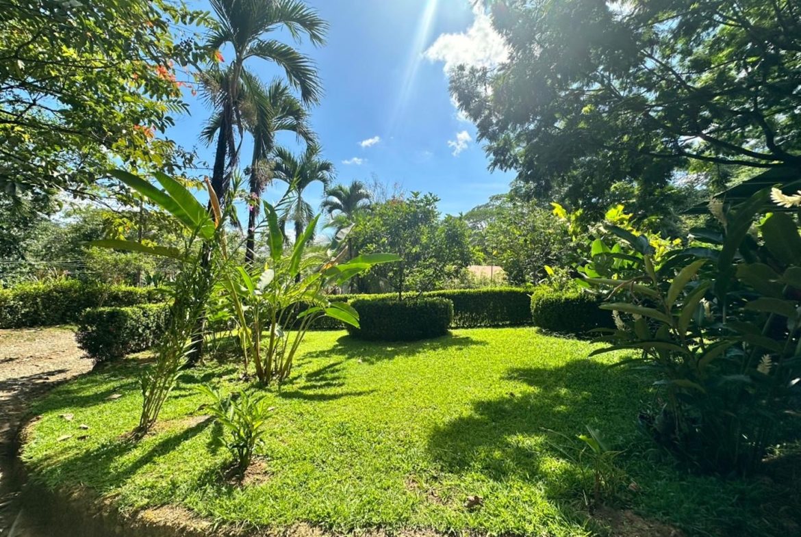 COMMERCIAL PROPERTY WITH TEN BEDROOMS NEAR TO THE EVERYTHING, IN UVITA – 0.42 ACRES