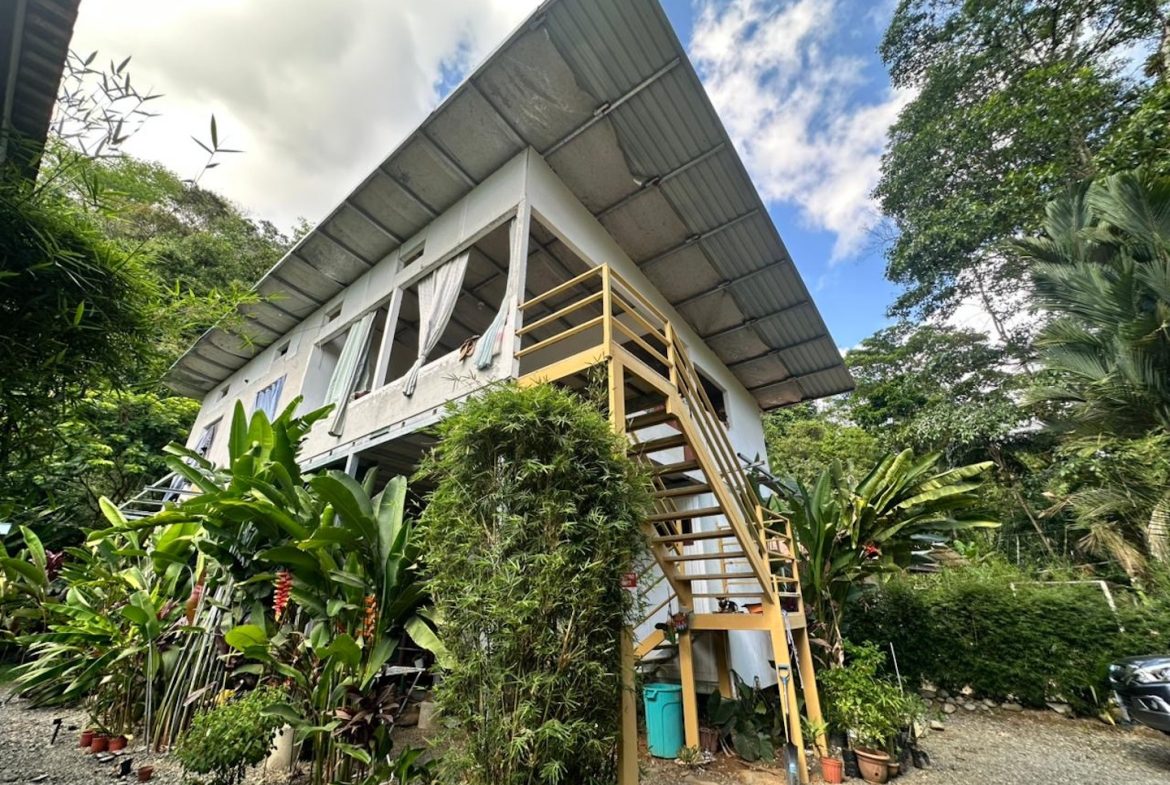 COMMERCIAL PROPERTY WITH TEN BEDROOMS NEAR TO THE EVERYTHING, IN UVITA – 0.42 ACRES