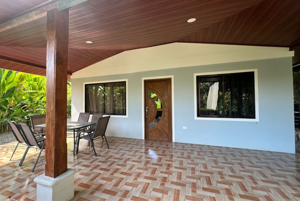 COMMERCIAL PROPERTY WITH TEN BEDROOMS NEAR TO THE EVERYTHING, IN UVITA – 0.42 ACRES