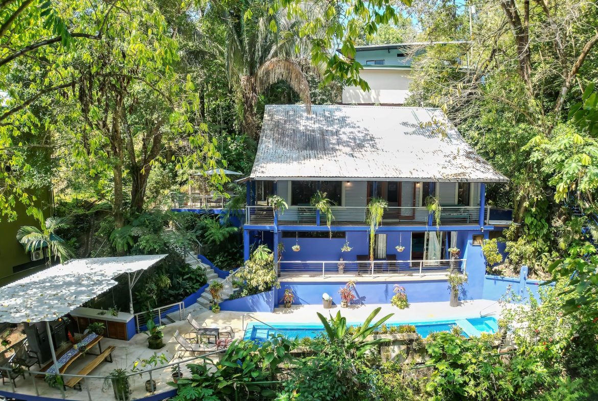 CASA HERMANAS PROPERTY WITH FOUR BEDROOMS, IN MANUEL ANTONIO – 0.31 ACRES