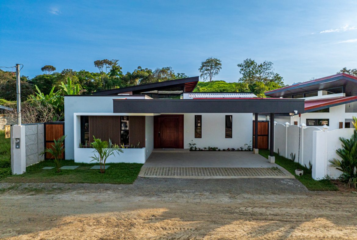 MODERN LUXURY 3-BED VILLA IN UVITA – MOVE-IN & AIRBNB READY