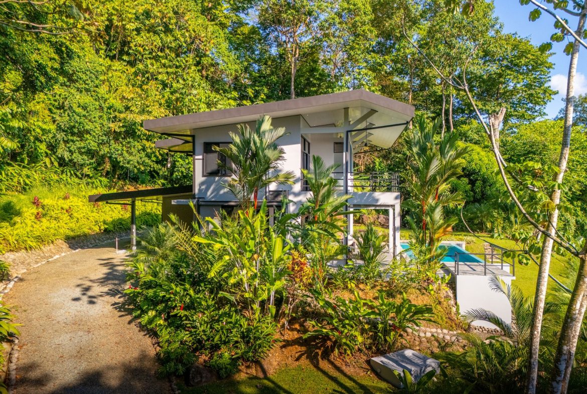 JUNGLE PROPERTY WITH THREE BEDROOMS AND SUNSET VIEWS, IN UVITA – 1.27 ACRES