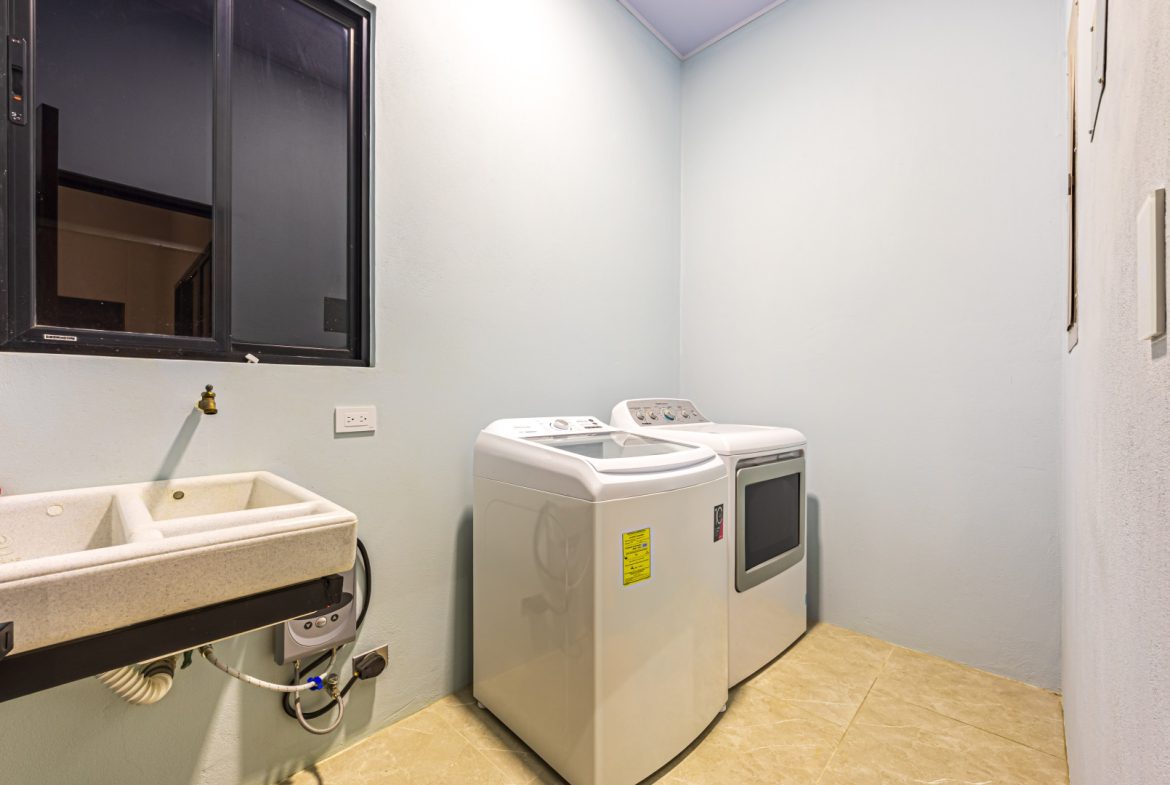 MODERN LUXURY 3-BED VILLA IN UVITA – MOVE-IN & AIRBNB READY