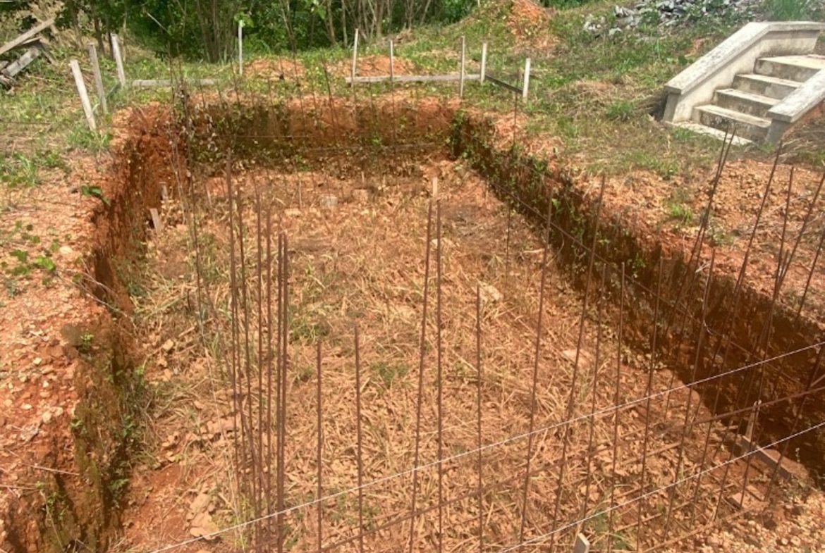 UNFINISHED PROPERTY WITH THREE BEDROOMS, IN OJOCHAL – 1.7 ACRES