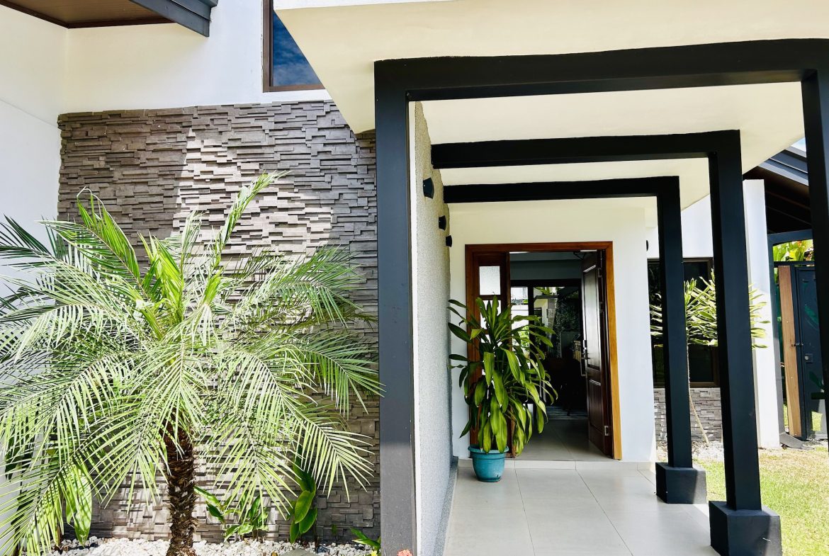 BEAUTIFUL PROPERTY WITH THREE BEDROOM AND POOL, IN BAHIA BALLENA – 0.11 ACRES