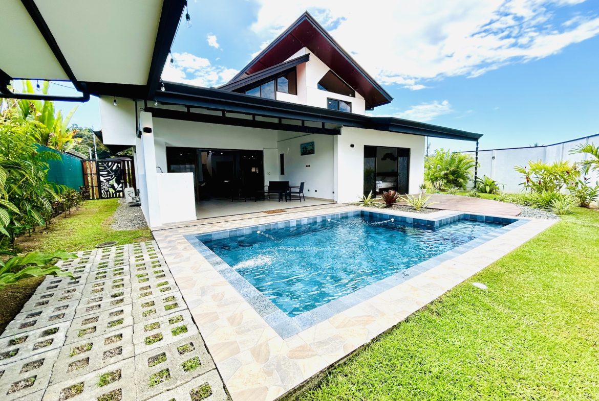 BEAUTIFUL PROPERTY WITH THREE BEDROOM AND POOL, IN BAHIA BALLENA – 0.11 ACRES