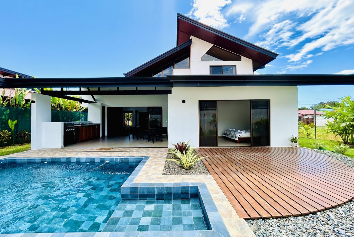 BEAUTIFUL PROPERTY WITH THREE BEDROOM AND POOL, IN BAHIA BALLENA – 0.11 ACRES
