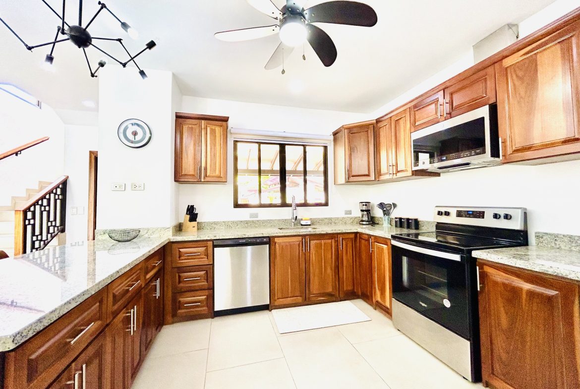 BEAUTIFUL PROPERTY WITH THREE BEDROOM AND POOL, IN BAHIA BALLENA – 0.11 ACRES