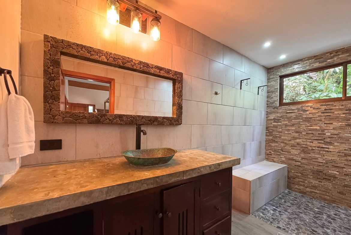 CASA HERMANAS PROPERTY WITH FOUR BEDROOMS, IN MANUEL ANTONIO – 0.31 ACRES
