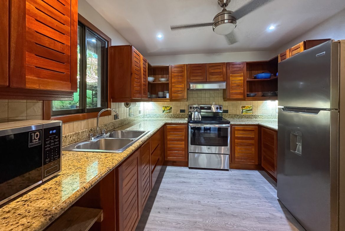 CASA HERMANAS PROPERTY WITH FOUR BEDROOMS, IN MANUEL ANTONIO – 0.31 ACRES